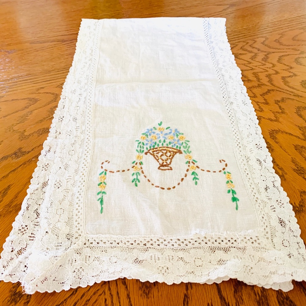 Vintage Hand Embroidered Linen Lace Dresser Scarf - Picture 1 of 11